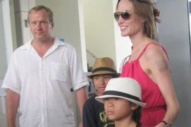 Angelina cùng Pax Thiên tạm biệt người Côn Đảo