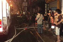 Một tối, phố Mã Mây xảy cháy 2 vụ, 2 người chết