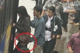 Màn "ăn" điện thoại nhanh như điện trên xe buýt