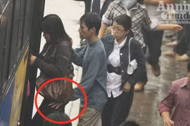 Màn "ăn" điện thoại nhanh như điện trên xe buýt