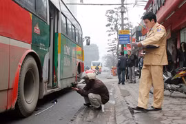 Xe buýt kẹp chân, đẩy ngã cụ bà 70 tuổi