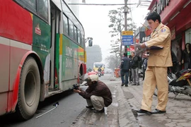 Xe buýt kẹp chân, đẩy ngã cụ bà 70 tuổi