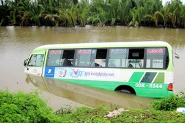 Xe buýt lao xuống sông, gần 40 người thoát chết