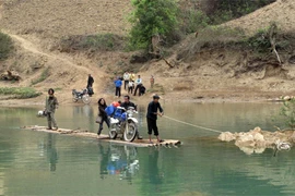 Lên đỉnh Mã Pí Lèng bằng… xe máy