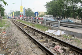 Cố băng qua đường ray, ông già 60 tuổi tử vong