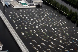 Nhà máy Honda Thái Lan chìm trong biển lũ 
