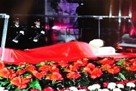 Thi hài Kim Jong-il được đặt trong quan tài kính