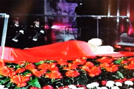 Thi hài Kim Jong-il được đặt trong quan tài kính