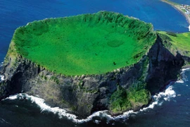 Vào miệng núi lửa, tận mắt thấy “đối thủ” của Vịnh Hạ Long