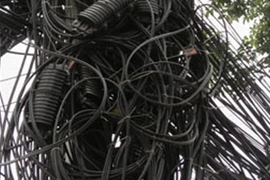 Khi cột điện hóa thành bó đuốc cháy rừng rực trên phố