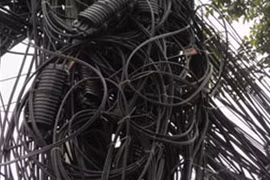 Khi cột điện hóa thành bó đuốc cháy rừng rực trên phố