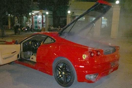 “Ngựa chiến” Ferrari bốc khói nghi ngút trên đường Kim Đồng