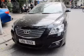 Lái xe Camry lao vào đường cấm, tông trực diện CSGT