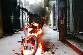 Đến lượt xe máy Trung Quốc bị "hóa vàng" khi khởi động