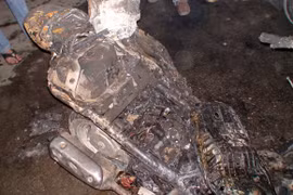 Xe Attila cháy dữ dội trên cầu Định Công