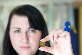  Trẻ nuốt pin có thể gây bỏng cổ họng