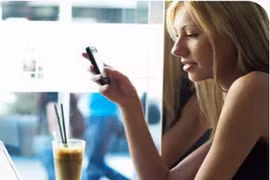 Sử dụng điện thoại giờ ăn trưa dễ mệt mỏi