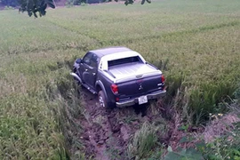 Va chạm giao thông, 2 xe "bay" xuống ruộng, 1 người tử vong