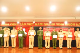 Trao bằng tốt nghiệp đại học cho 113 học viên hệ vừa học vừa làm khóa I