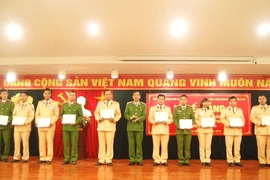Trao bằng tốt nghiệp đại học cho 113 học viên hệ vừa học vừa làm khóa I