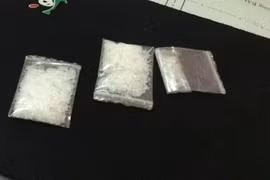 Chở bố mẹ đi khám bệnh còn mang theo cả ma túy