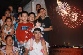Người Hà Nội hào hứng xem bắn pháo hoa trong ngày giải phóng