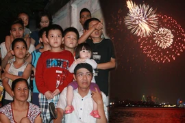 Người Hà Nội hào hứng xem bắn pháo hoa trong ngày giải phóng