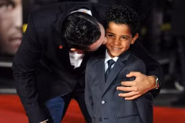 Con trai của Ronaldo chê bố chạy chậm hơn Bale