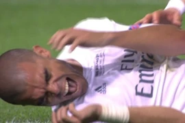 Hài hước với pha đóng kịch bất thành của Pepe