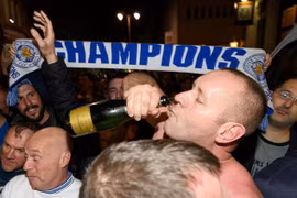 Leicester kiếm được bao nhiêu tiền từ chức vô địch Premier League?