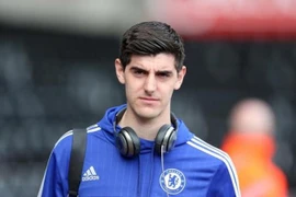 Courtois cam kết gắn bó tương lai với Chelsea, Higuain cũng sẵn sàng gia nhập