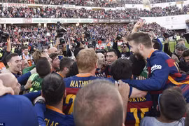 Suarez lập hat-trick, Barcelona vô địch La Liga