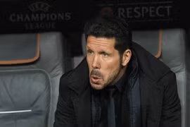 HLV Simeone cả giận tát trợ lý ngay trên sân