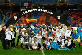 Hủy diệt Liverpool, Sevilla lần thứ ba liên tiếp vô địch Europa League