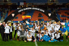Hủy diệt Liverpool, Sevilla lần thứ ba liên tiếp vô địch Europa League