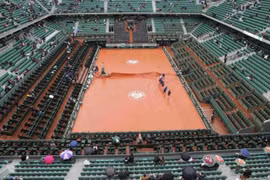 Các tay vợt phải chạy mưa trong ngày khởi tranh Pháp mở rộng 