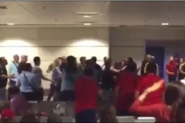 Fan quá khích của Real và Atletico ẩu đả tại sân bay 