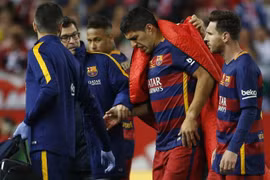 Suarez khóc nức nở khi phải rời sân vì chấn thương