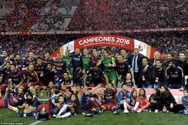 Đánh bại Sevilla trong trận đấu nghẹt thở, Barcelona hoàn tất cú đúp vô địch