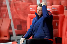 M.U thuê hẳn máy bay riêng để đưa Van Gaal tới Bồ Đào Nha