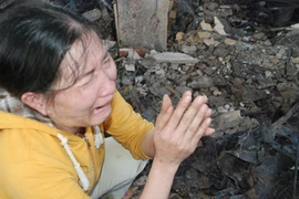 Tiểu thương “mót” vàng trong đống tro tàn