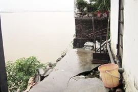 Sống trên bờ sạt lở 