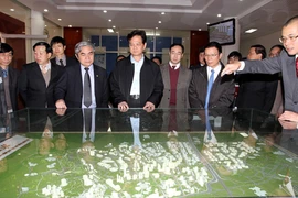  Dành nhiều ưu đãi, xây dựng hạ tầng và thu hút chất xám