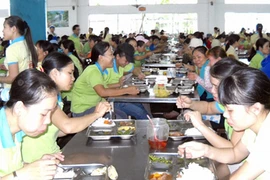 Mở đợt cao điểm kiểm tra bếp ăn tập thể 