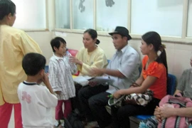 Lạm dụng kháng sinh cho trẻ dễ gây viêm khớp dạng thấp 