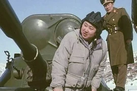 Triều Tiên phát ảnh ông Kim Jong-un lái xe tăng