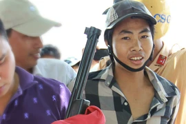 Vác súng đi bán giữa Thủ đô 