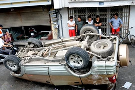 Ô tô nổ lốp “bay” vào nhà dân 