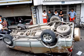 Ô tô nổ lốp “bay” vào nhà dân 