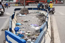 Bãi rác lộ thiên giữa ngã tư 